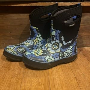 Used no tags blue, black, and yellow winter boots